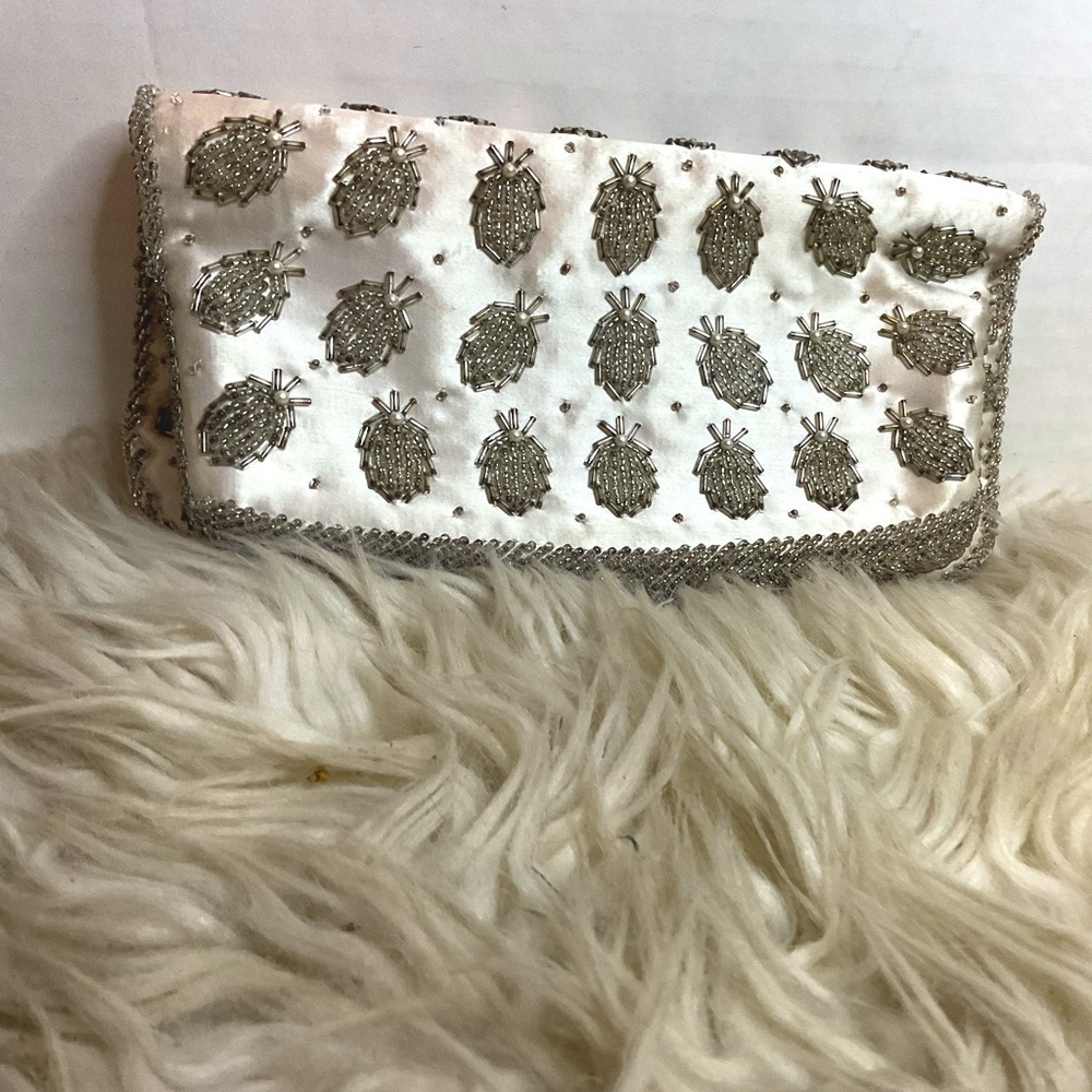 Elegant Vintage Silver & white beaded beetle Clutch - Picture 4 of 11